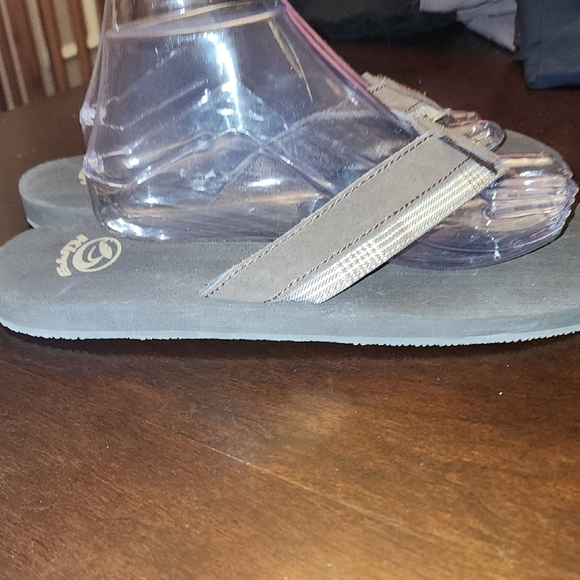 Kirra Brown and Tan Flip Flops Sz12 - Picture 4 of 8